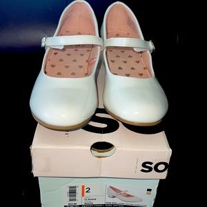 SO brand girls size 2 white dress shoes.